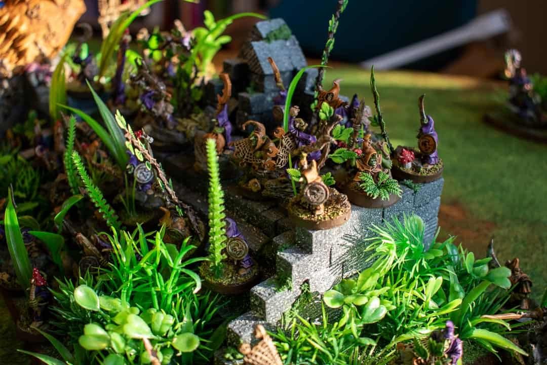 Gloomspite Gitz stabbas on jungle ruins stairs