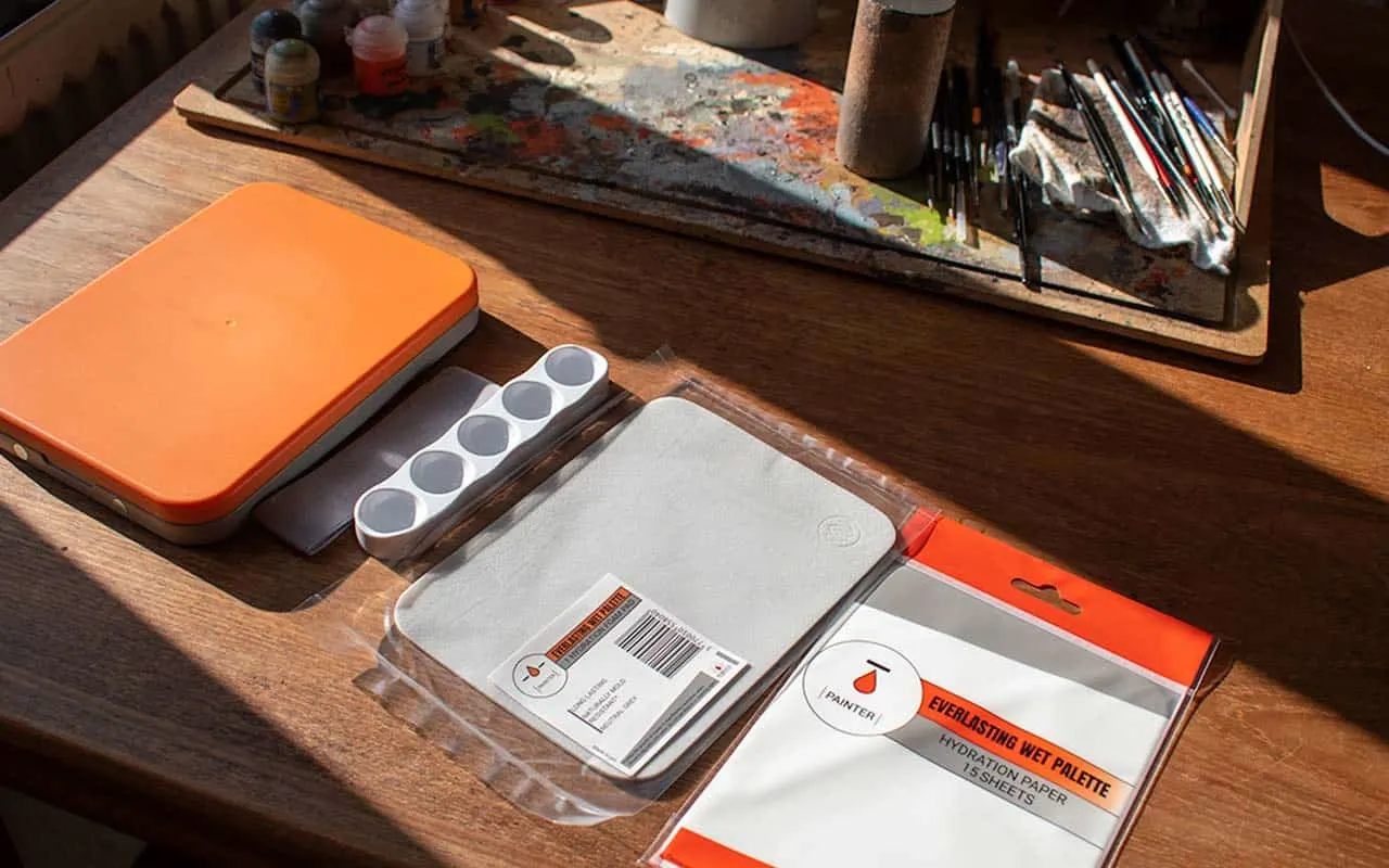 The starter pack for the small version of the everlasting wet palette by red grass games laid out on a table